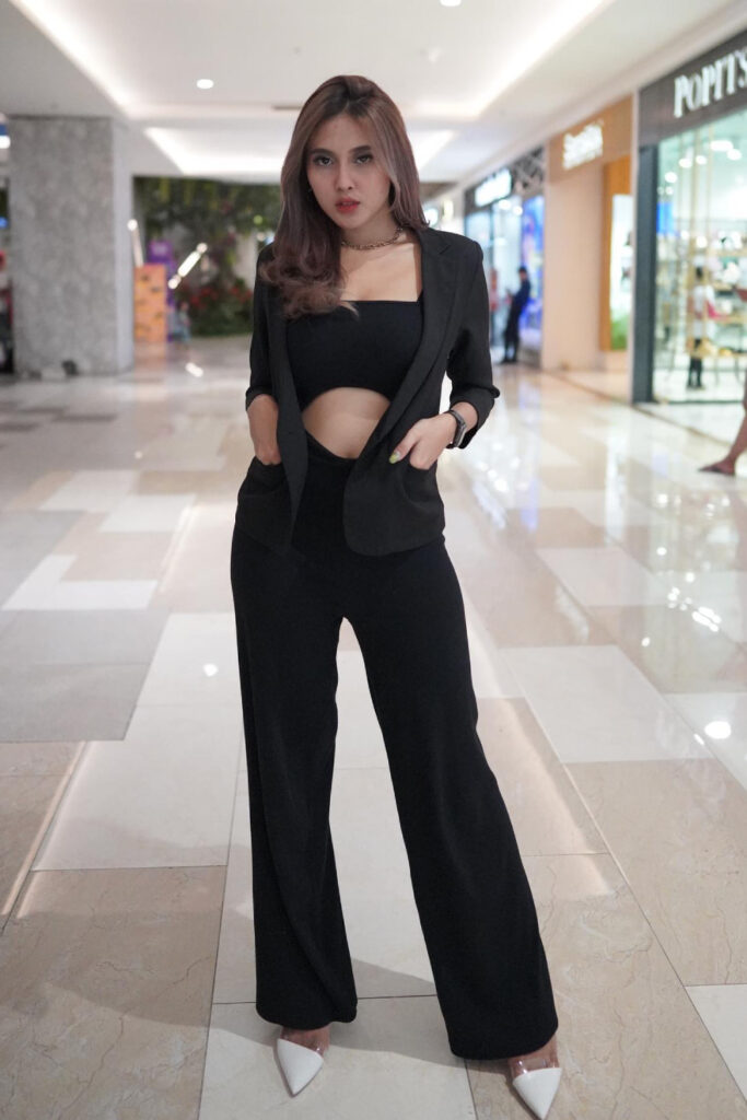 Bella Reforma Devi SPG Angel Good Ponsel Seksi Semok