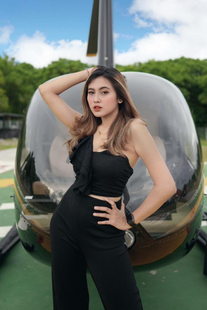 Bella Reforma Devi SPG Angel Good Ponsel Seksi Tatapan Mata menggoda