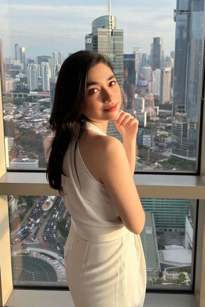 Foto Seksi Amanda Rigby Back Pose White dresss