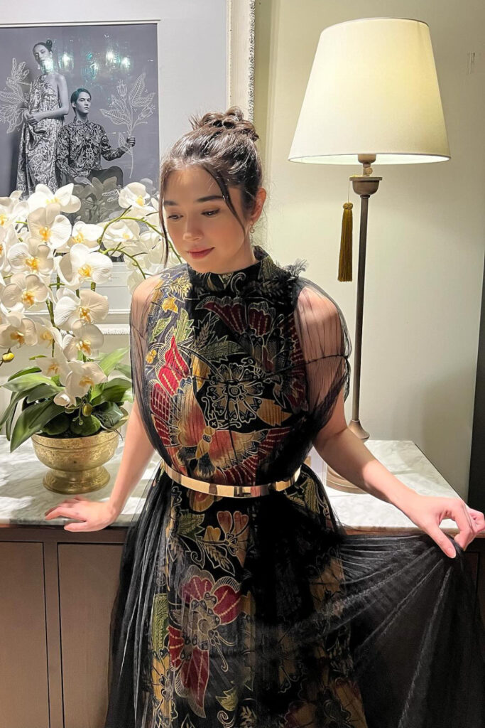 Foto Seksi Amanda Rigby Batik Hitam Modern