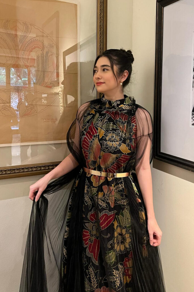 Foto Seksi Amanda Rigby Batik hitam seksi