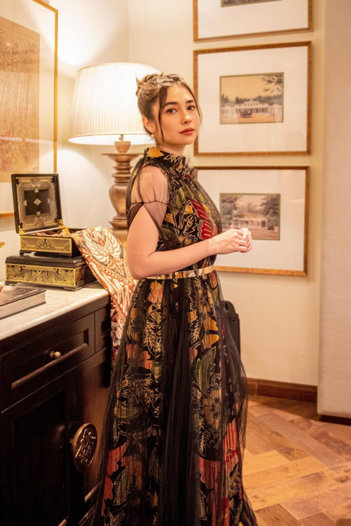 Foto Seksi Amanda Rigby Batik modern