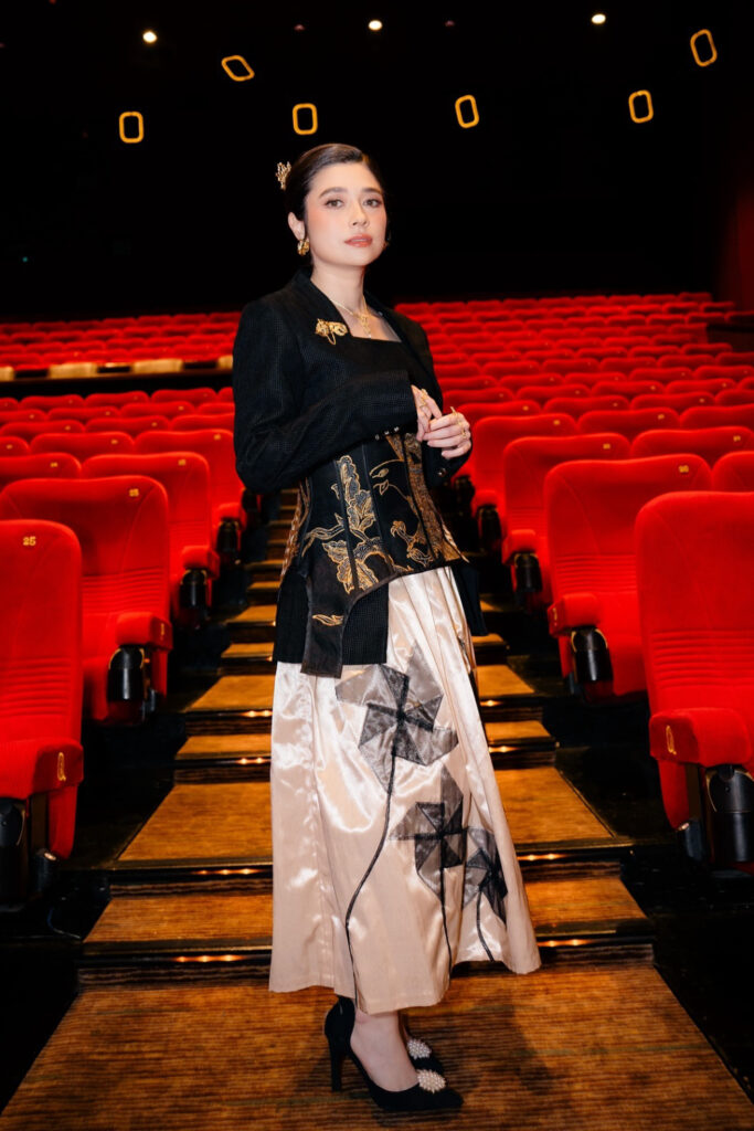 Foto Seksi Amanda Rigby Galatama dengan Batik Hitam Seksi