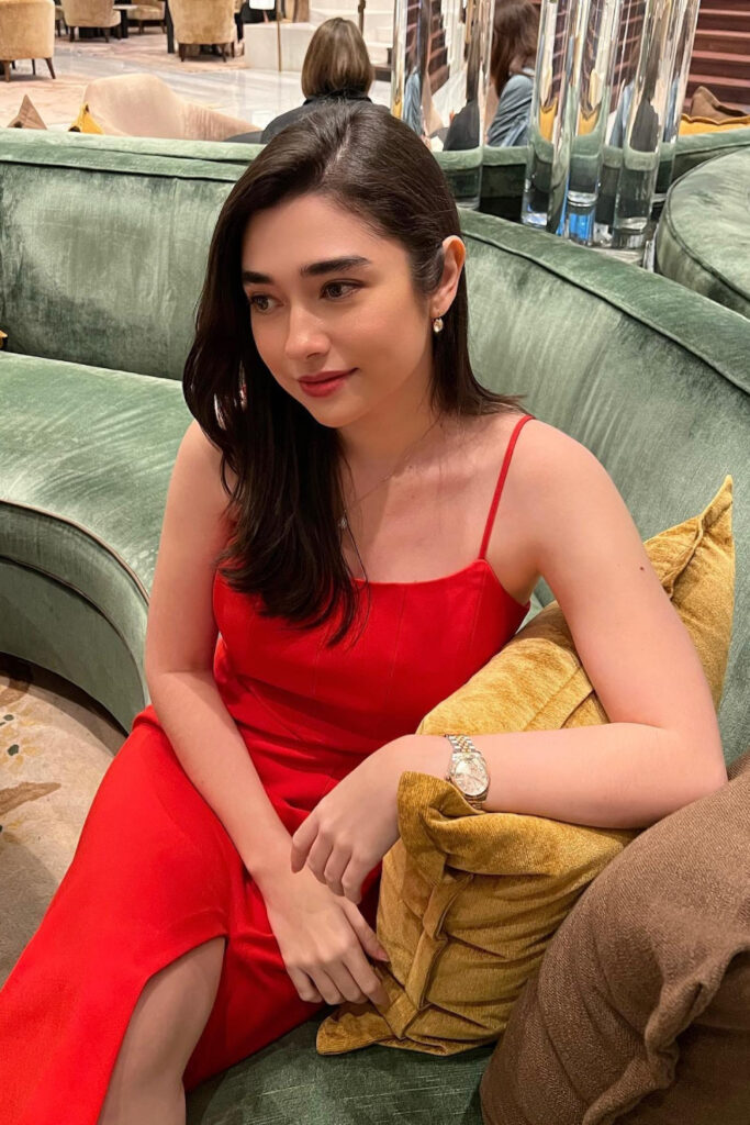 Foto Seksi Amanda Rigby Gaun Merah