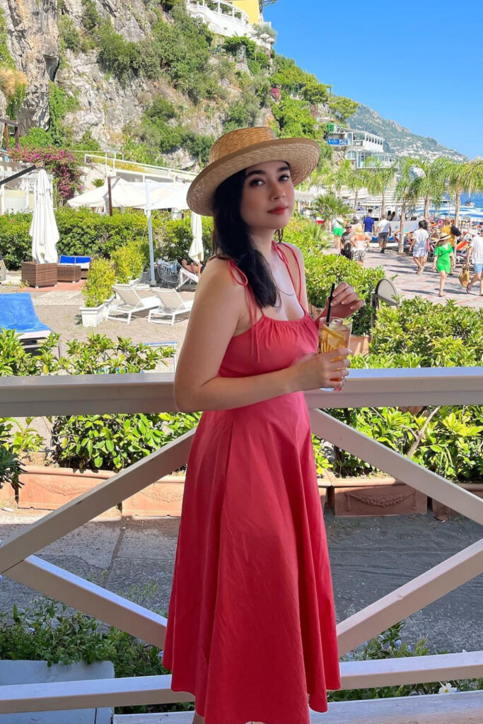 Foto Seksi Amanda Rigby Gaun merah Pantai