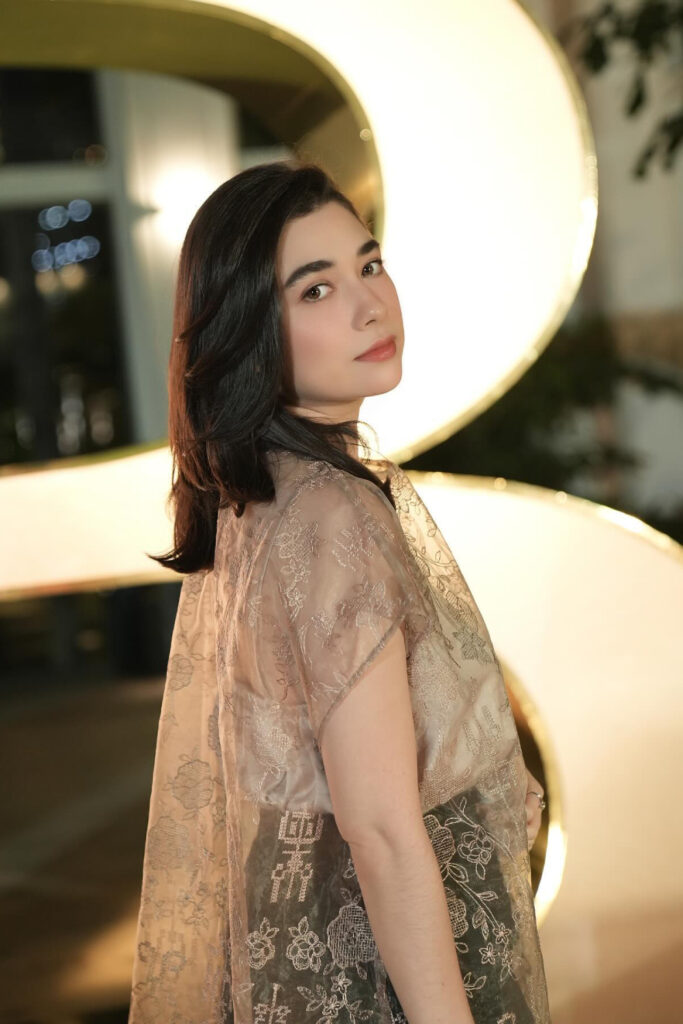 Foto Seksi Amanda Rigby Kebaya Brokat Transparan Modenr