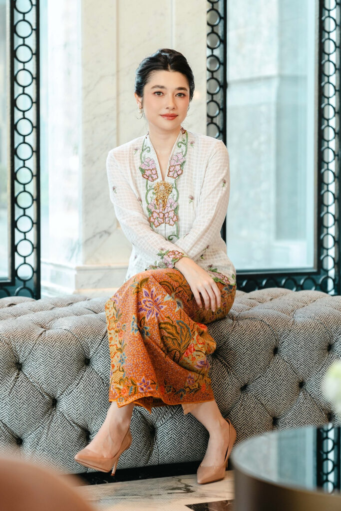 Foto Seksi Amanda Rigby Kebaya Tradisional Sarung Batik Coklat