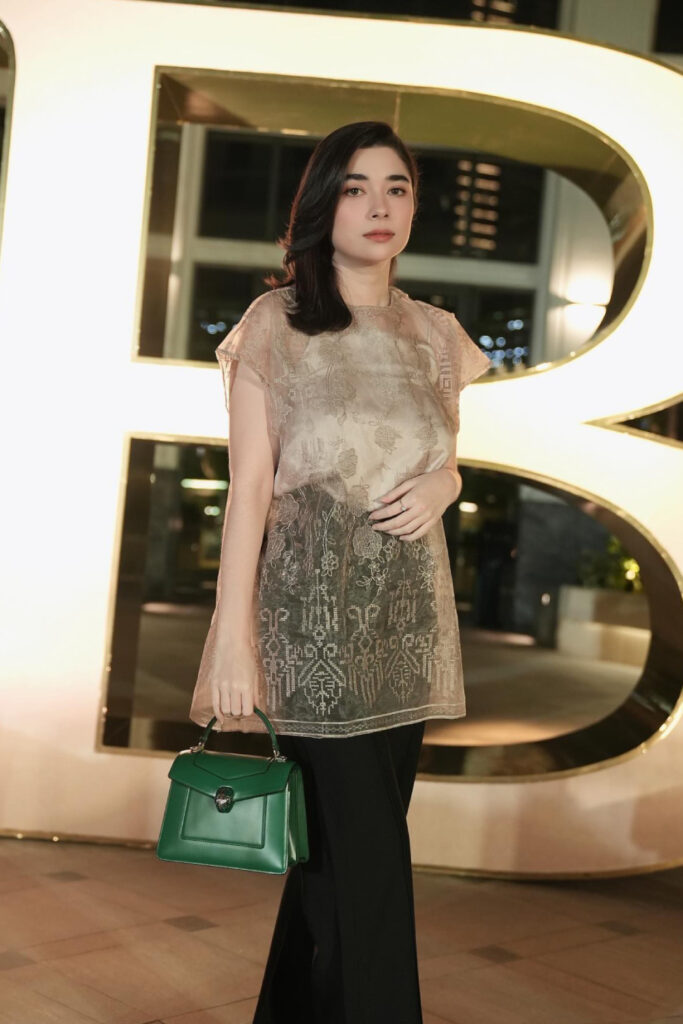 Foto Seksi Amanda Rigby Kebayar Brokat modern Pesta malam