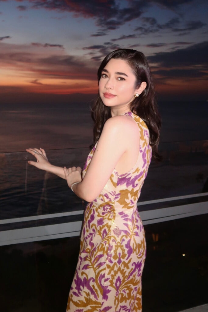 Foto Seksi Amanda Rigby Side Pose