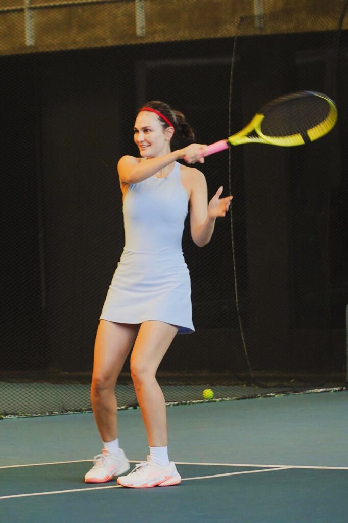 Foto Seksi Luna Maya Main Tenis