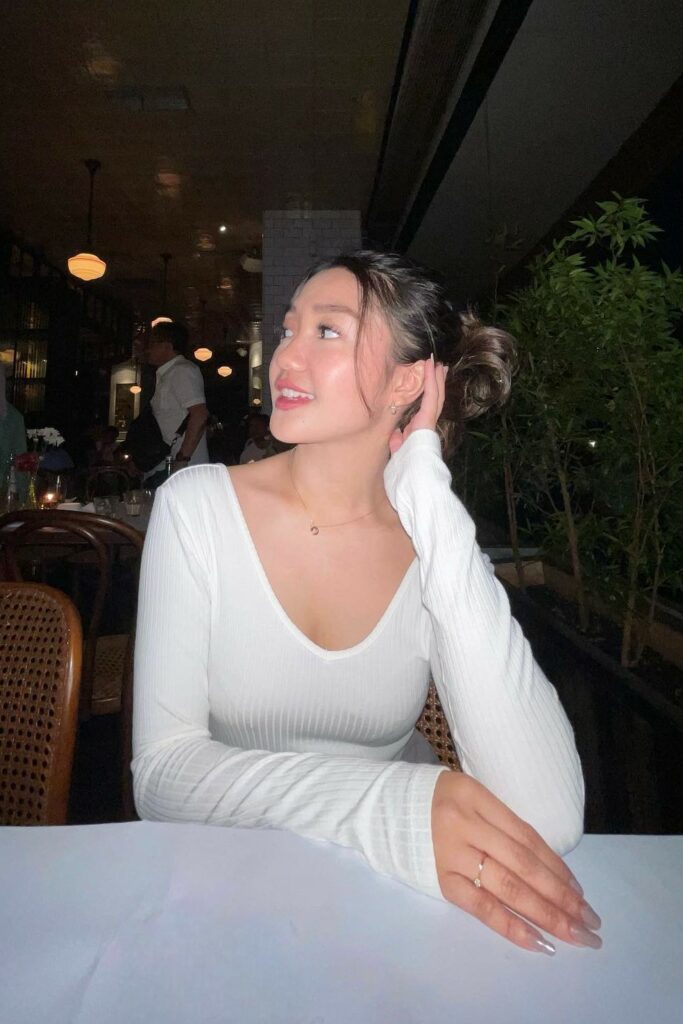 Kaos Ketat Seksi Chika Chandrika Hot Belahan dada