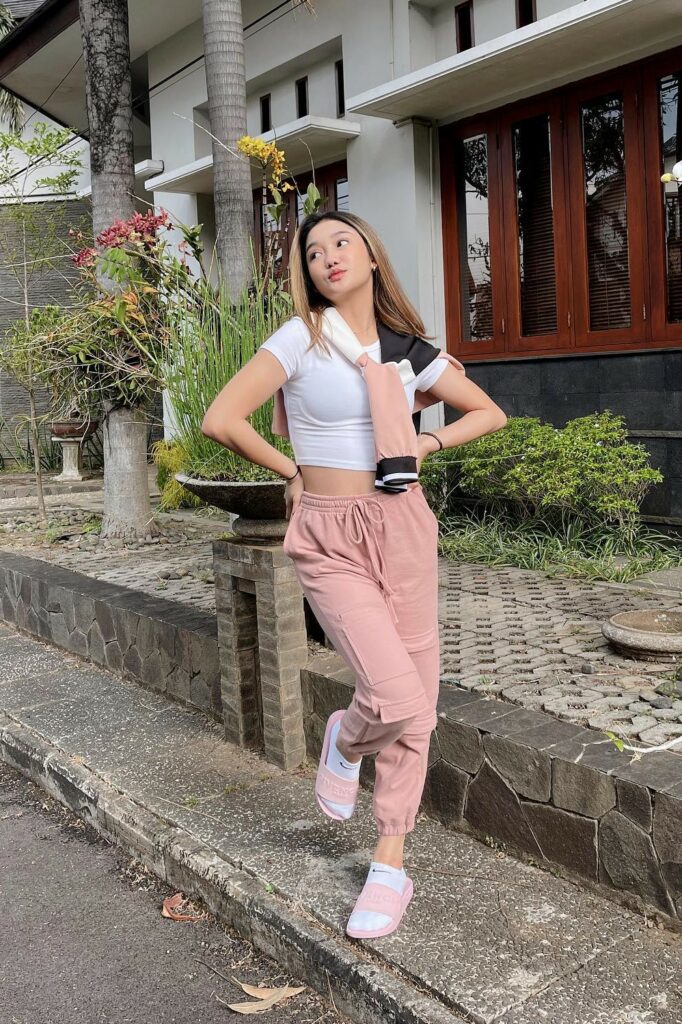 Kaos Ketat Seksi Chika Chandrika Hot Bra Bulat Nyeplak