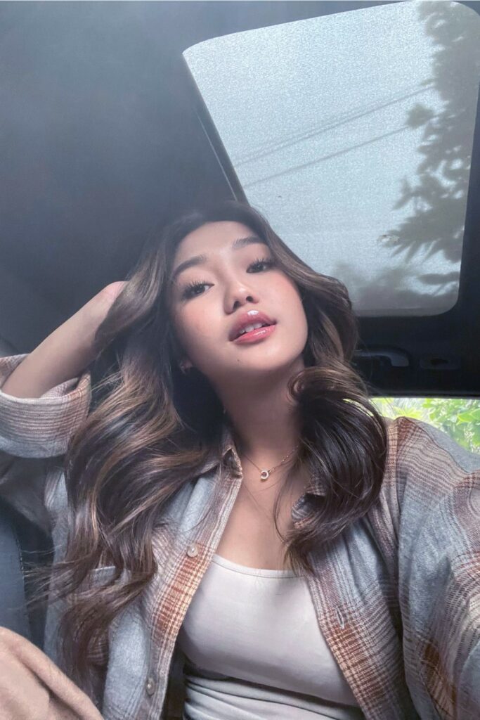 Kaos Ketat Seksi Chika Chandrika Hot Selfie di Mobil