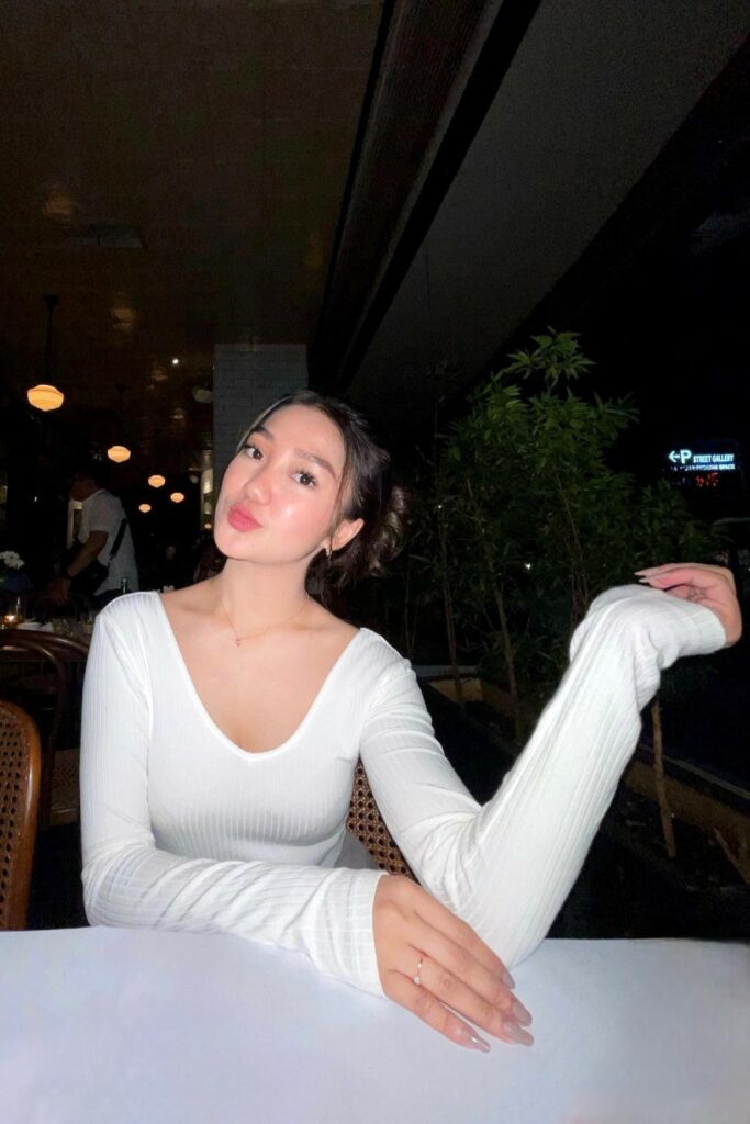 Kaos Ketat Seksi Chika Chandrika Hot Senyum sensual