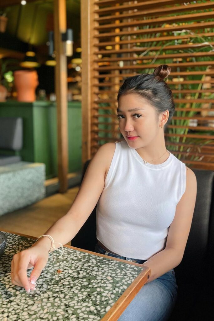 Kaos Ketat Toge Chika Chandrika Teasing tatapan Mata Menggoda