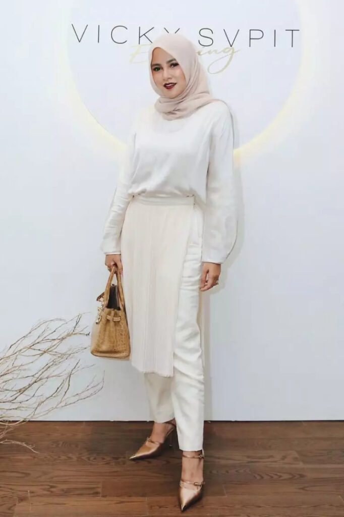 Kaos Putih Longgar Olla Ramlan