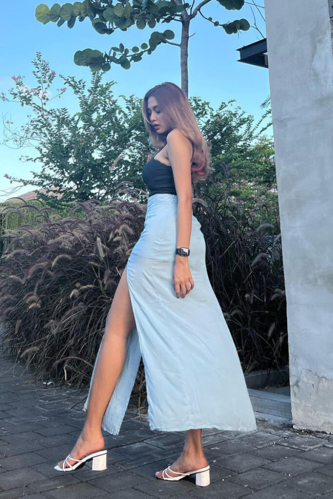 SPG Seksi Billa Reforma Devi Sensual Paha Mulus Kaki Jenjang