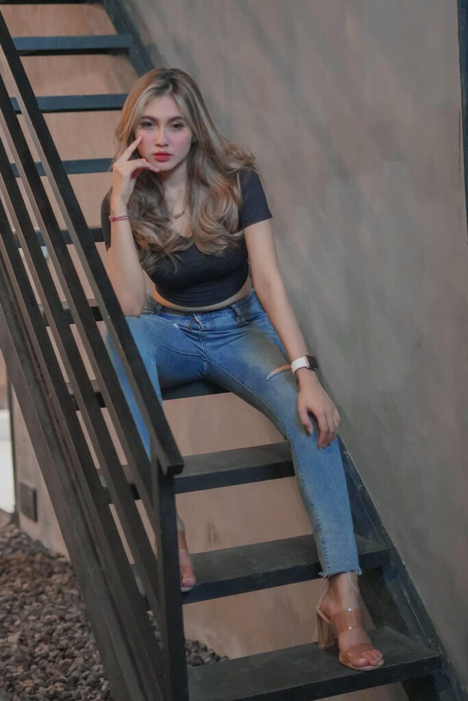SPG Seksi Billa Reforma Devi Sensual Pose Ngangkang