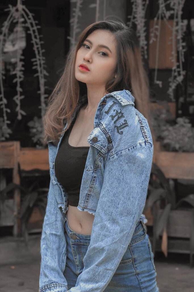 SPG Seksi Billa Reforma Devi Sensual Tatapan Mata Hot
