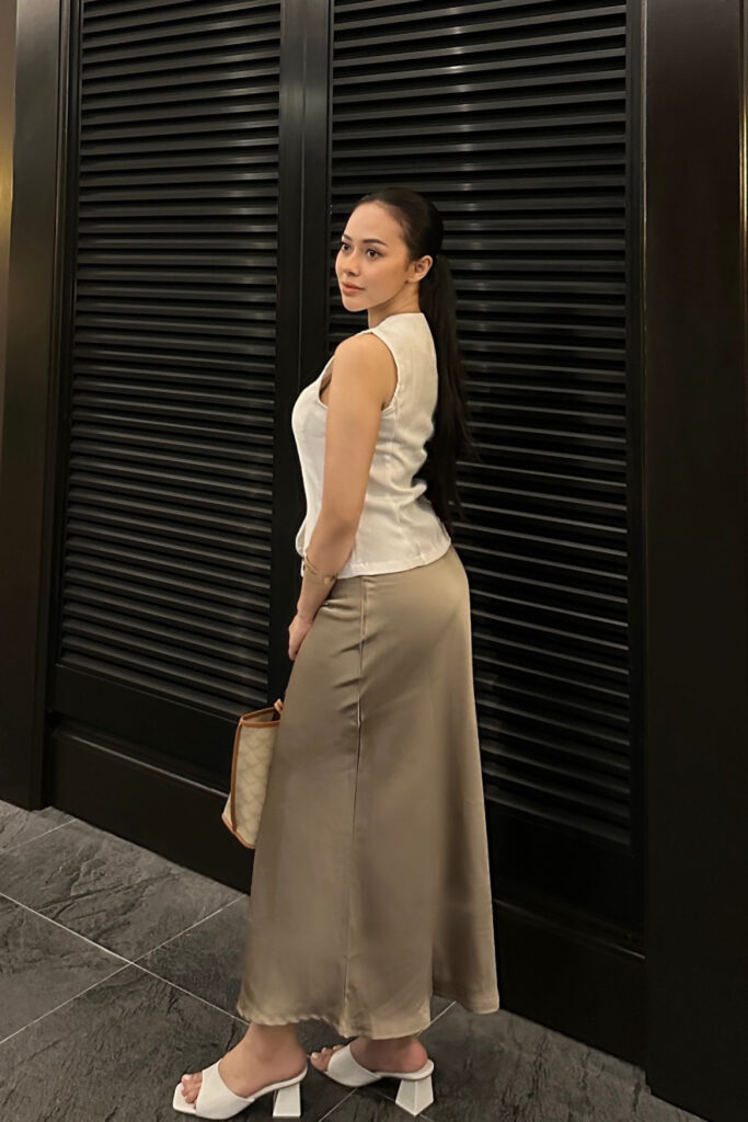 Selebgram Seksi Tara Aulia Nabila Pose Nungging