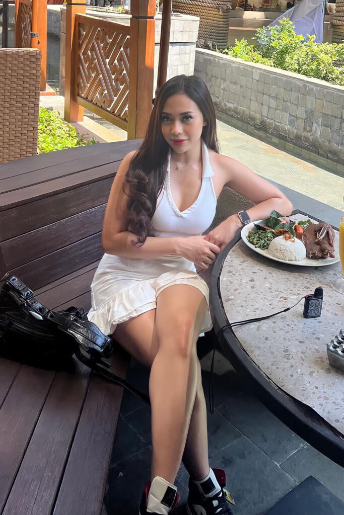 Selebgram Seksi Tara Aulia Nabila TAnktop Putih Betis dan paha mulus