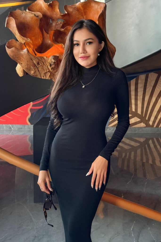 Dres Hitam ketat Seksi Oza Luthfia Long sleve