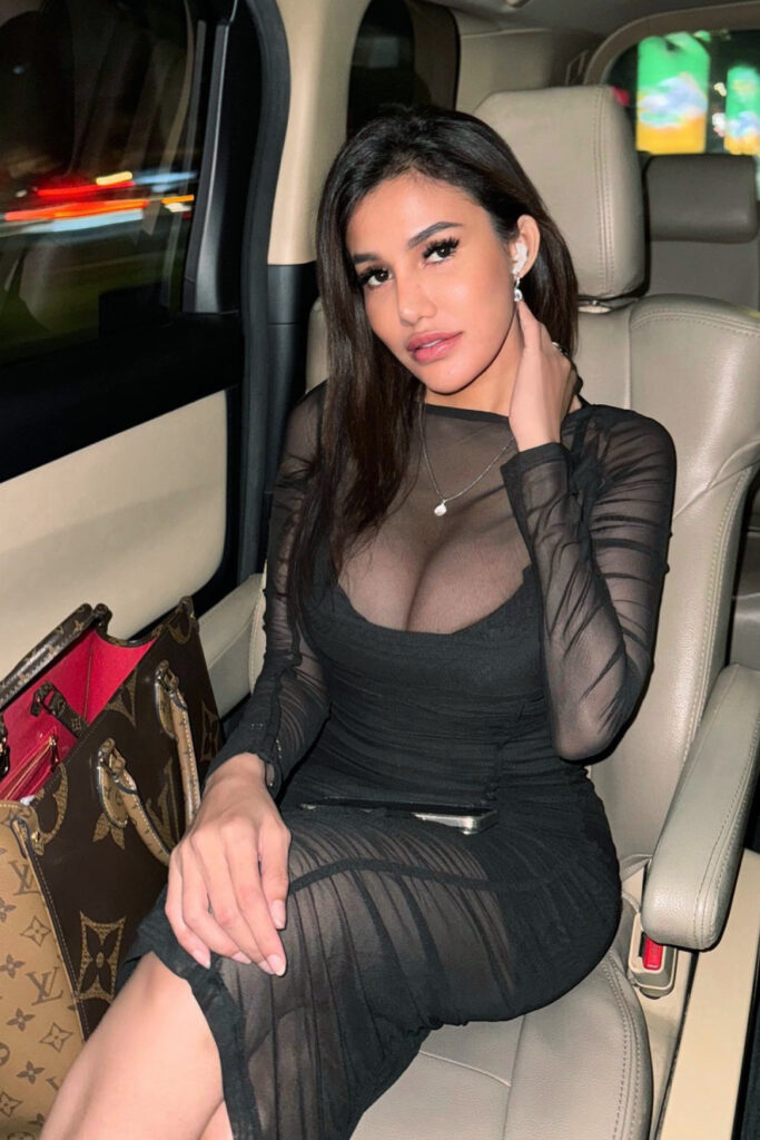 Dres Hitam ketat Seksi Oza Luthfia Selfie di Mobiljpg