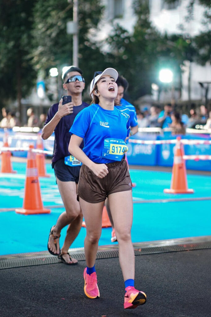 Foto Jogging Seksi Gisel Anastasia Pose mangap
