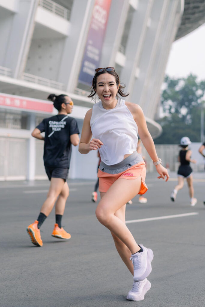 Foto Running Seksi Gisel Anastasia Pose running paha mulus