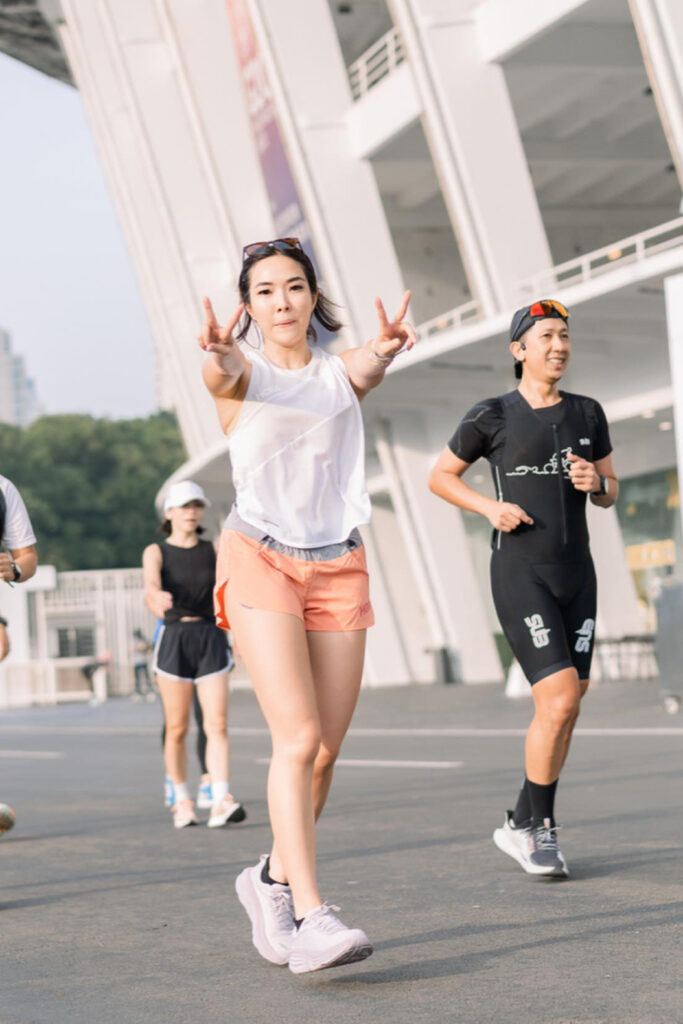 Foto Running Seksi Gisel Anastasia pose peace