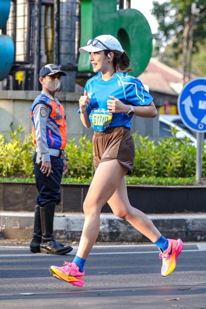 Foto Running Seksi Gisel Anastasia sepatu Jogging keren