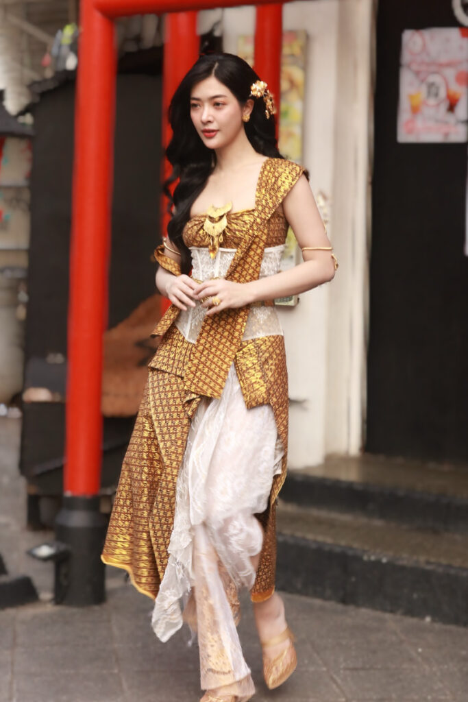 Selebgram Fashion Seksi Dara Sarasvati Batik jaret JAwa