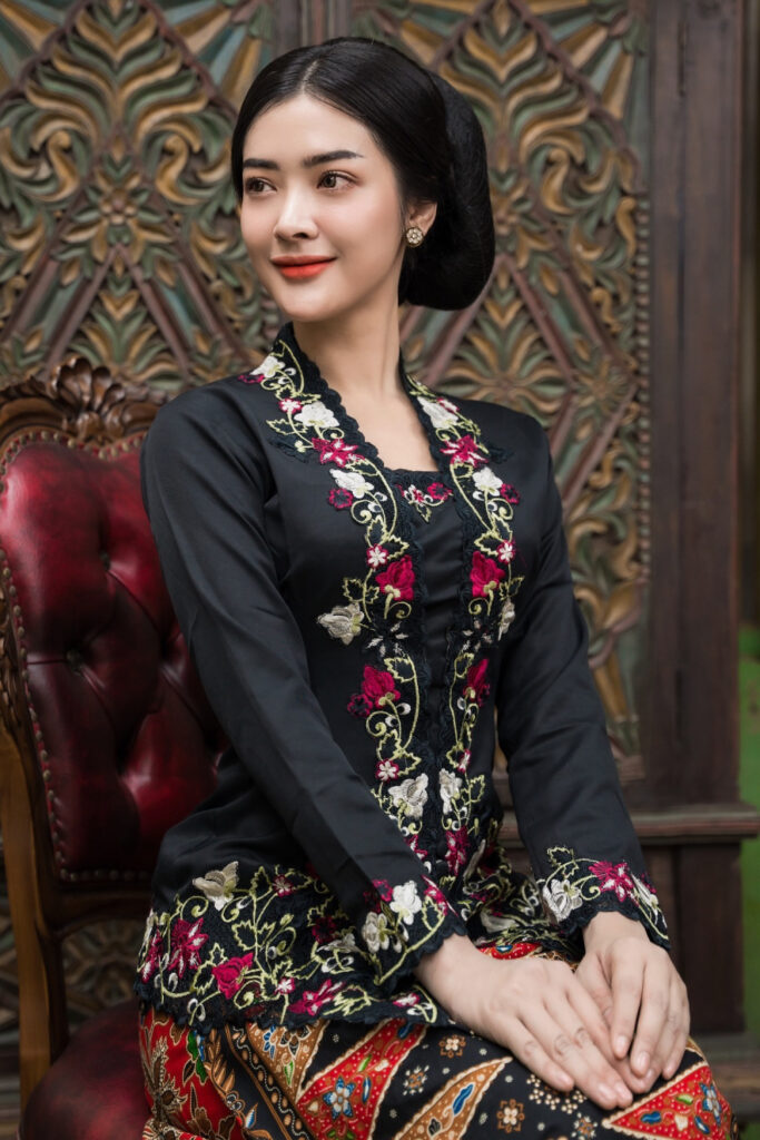 Selebgram Fashion Seksi Dara Sarasvati Kebaya Hitam