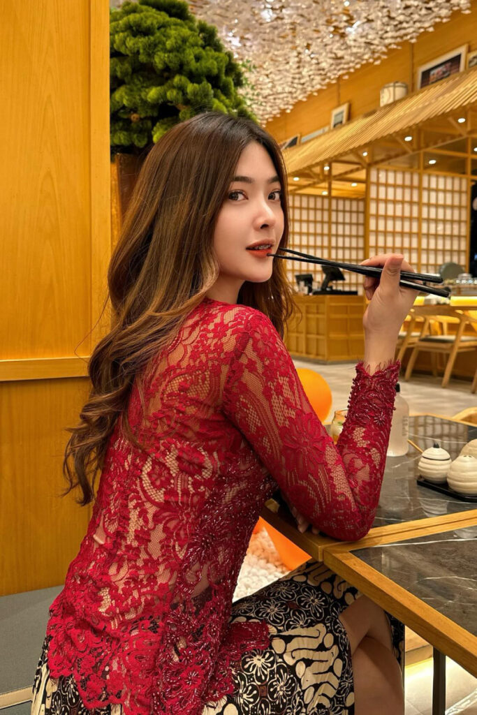 Selebgram Fashion Seksi Dara Sarasvati Kebaya Merah