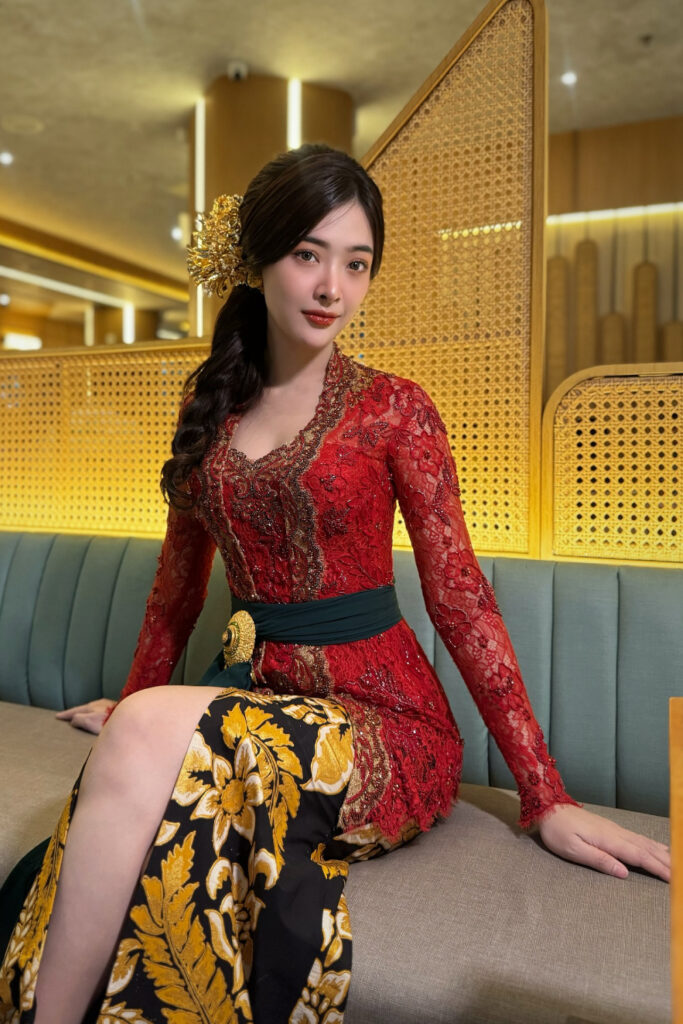 Selebgram Fashion Seksi Dara Sarasvati Kebaya Merah Modern