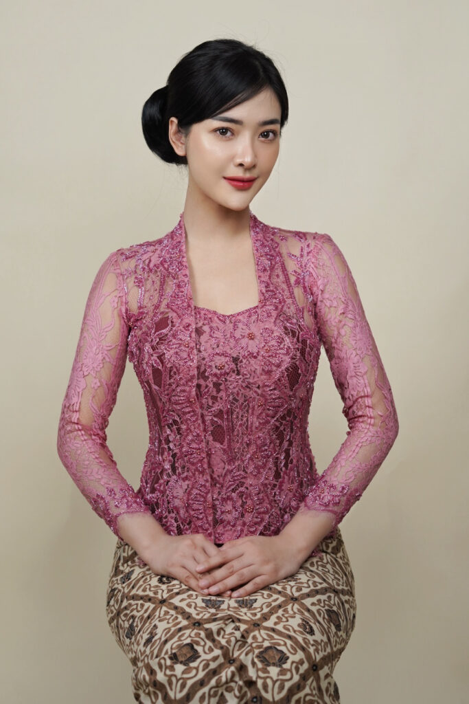 Selebgram Fashion Seksi Dara Sarasvati Kebaya Trasnparan Pink