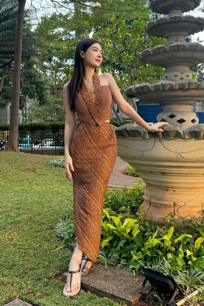 Selebgram Fashion Seksi Dara Sarasvati Langisng Sarung Batik
