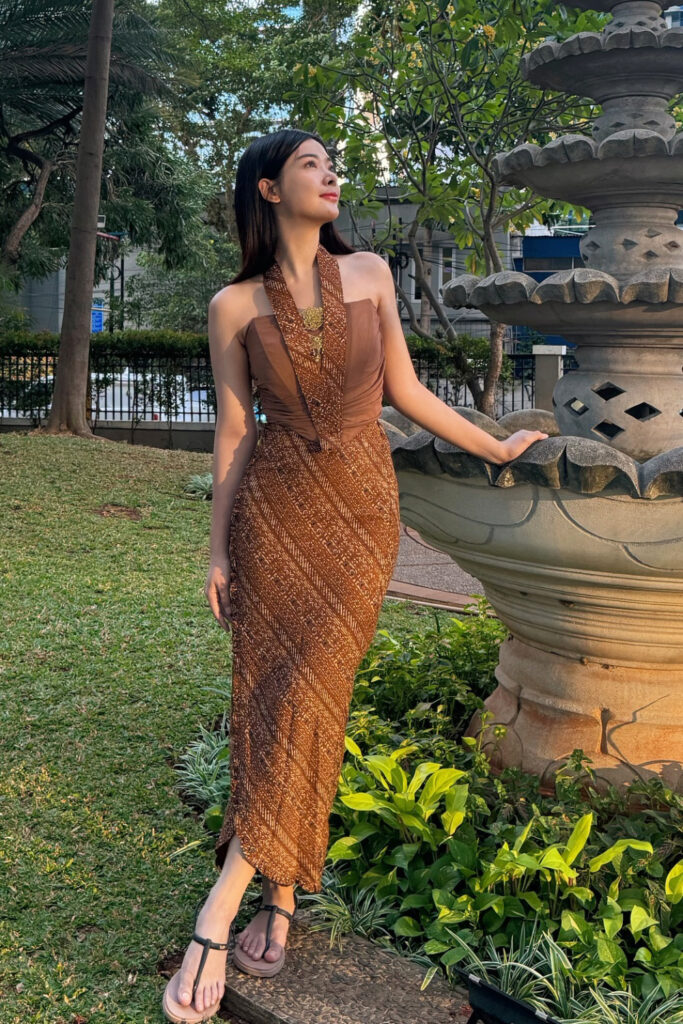 Selebgram Fashion Seksi Dara Sarasvati Sarung Batik