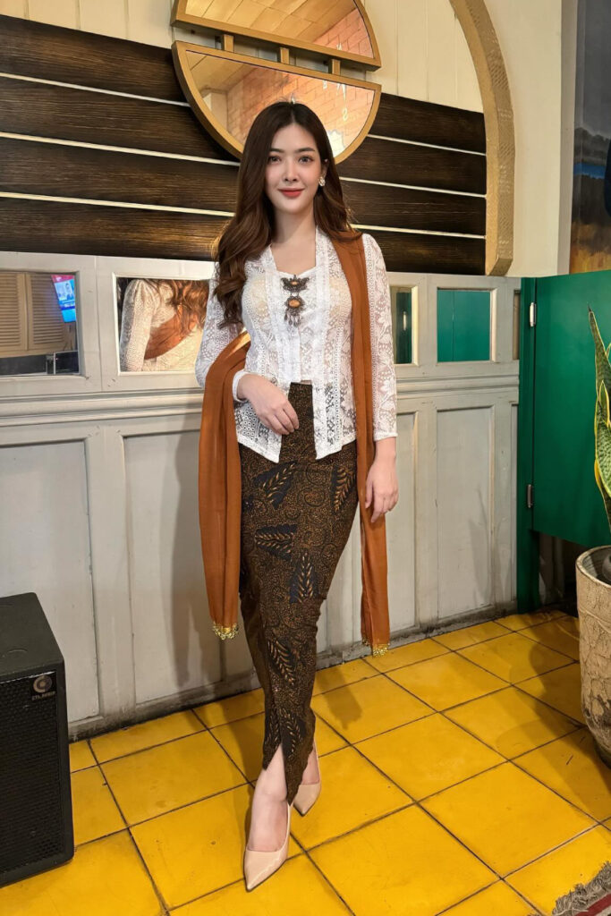 Selebgram Fashion Seksi DaraSelebgram Fashion Seksi Dara Sarasvati Sarung Batik Kebaya Putih Sarasvati Sarung Batik Kebaya Putih