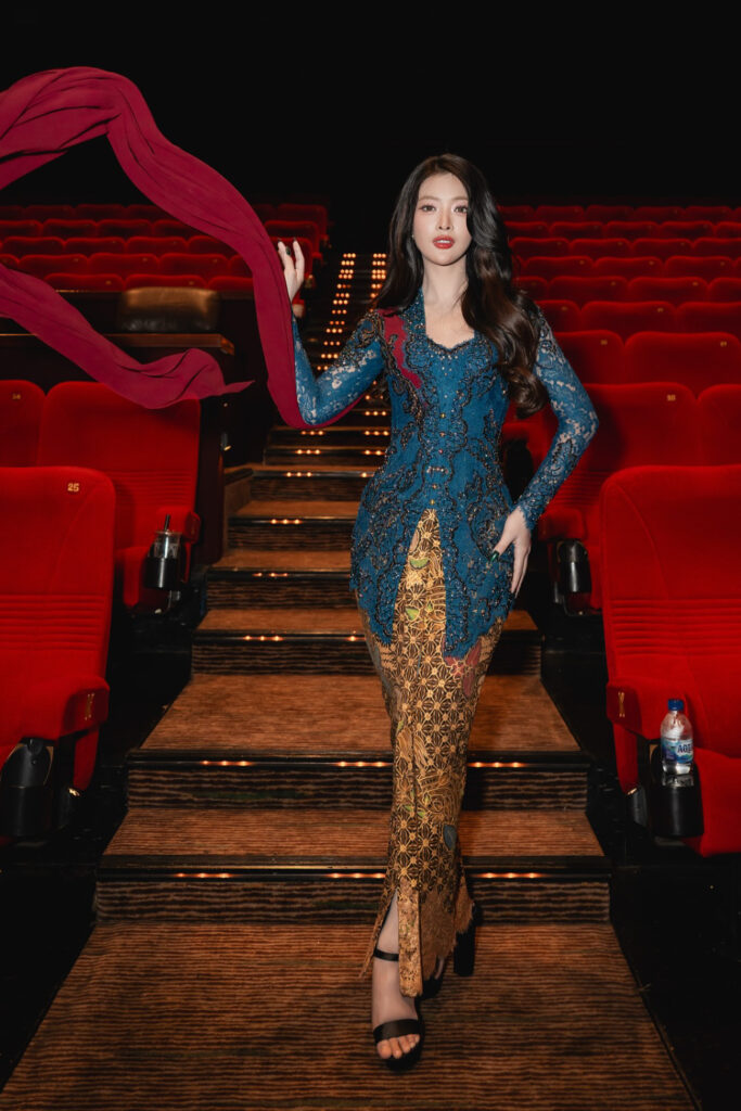 Selebgram Fashion Seksi Dara Sarasvati Sarung Batik Seksi