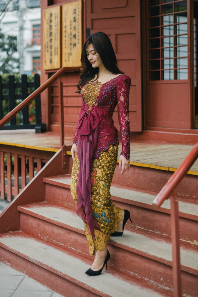 Selebgram Fashion Seksi Dara Sarasvati Sarung Jalan Anggung Batik