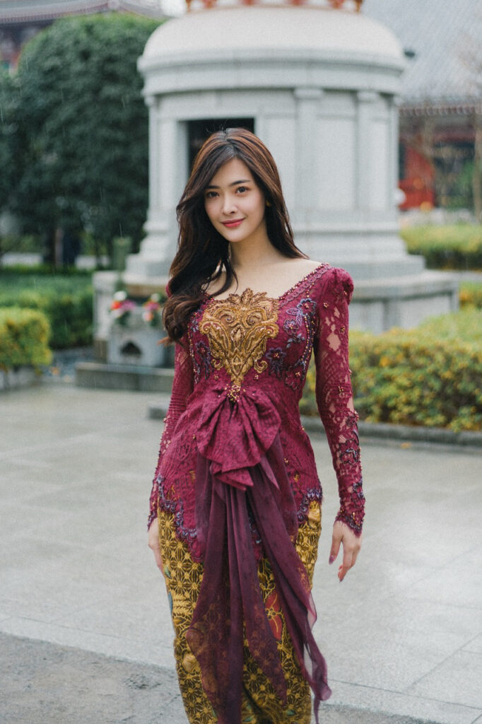 Selebgram Fashion Seksi Dara Sarasvati Tatapan Mata menggoda pose busung dada