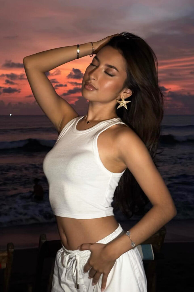Tanktop Ketat Seksi Jennifer Coppen Pose Busung dada Tocil