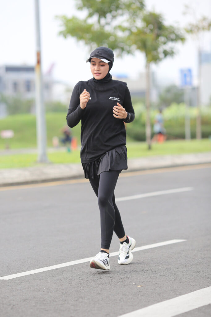 Cewek Hijab Manis Jogging Outfit Legging dan Rok Mini keta seksi