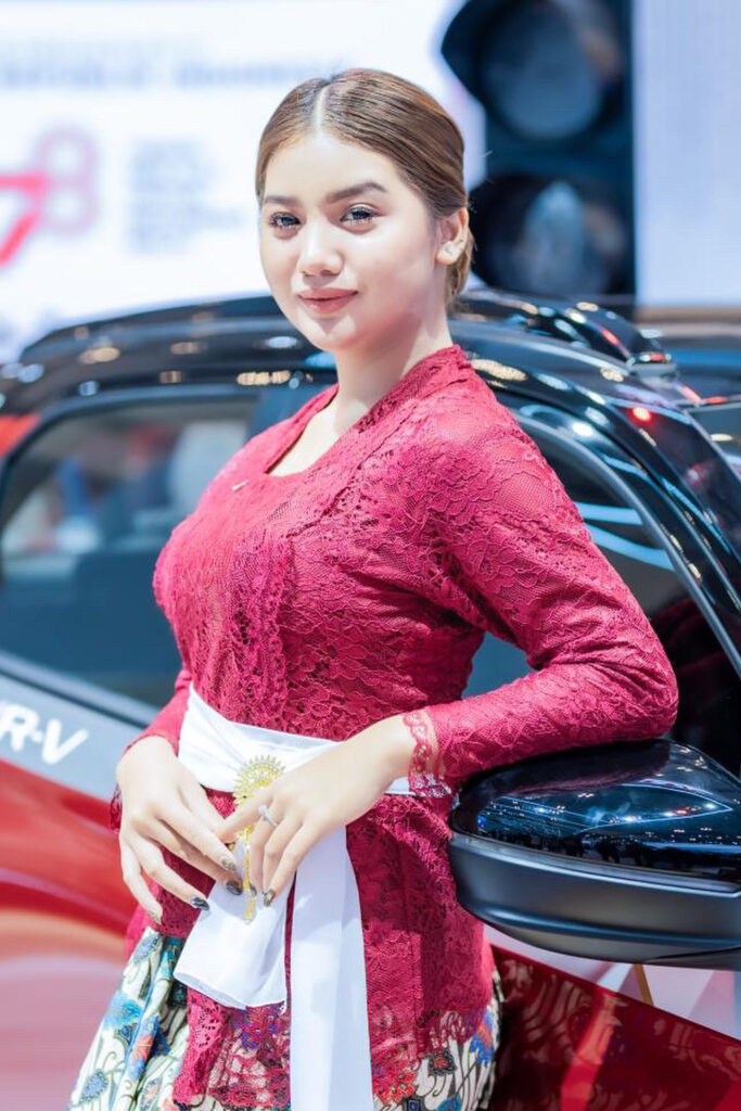 SPG Model Seksi Putri Sahara Kebaya Hot