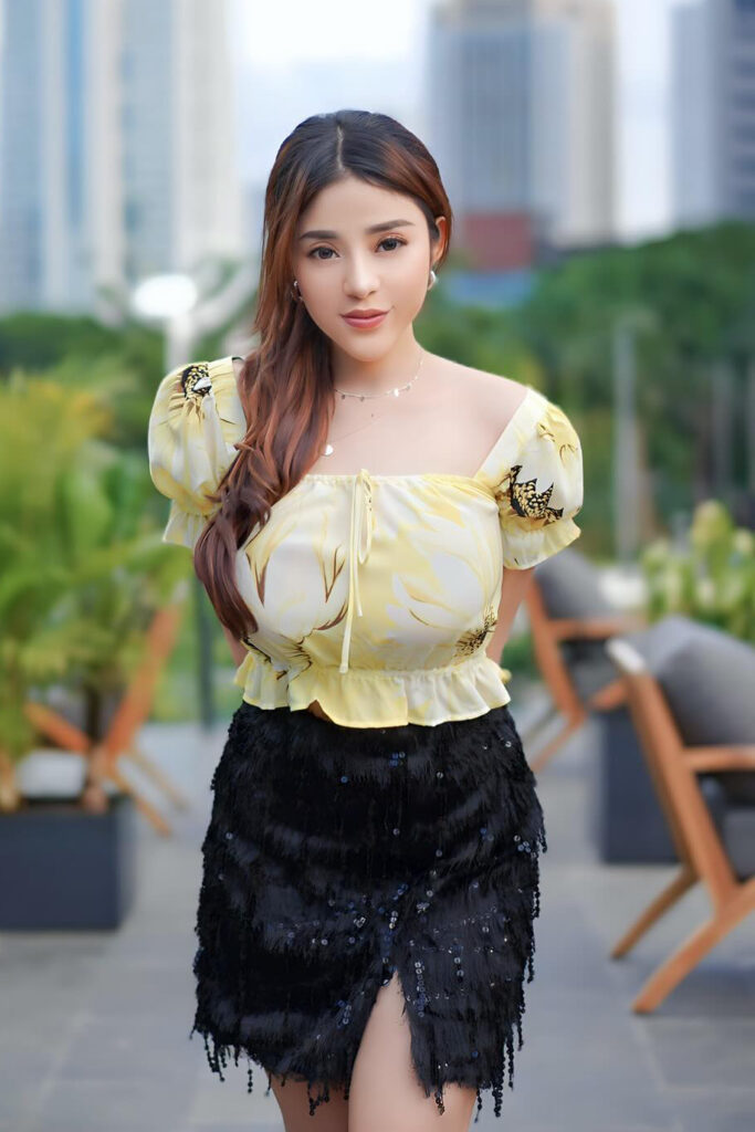 Siska Kartika fransiska Model seksi Popular Rok Hitam Mini