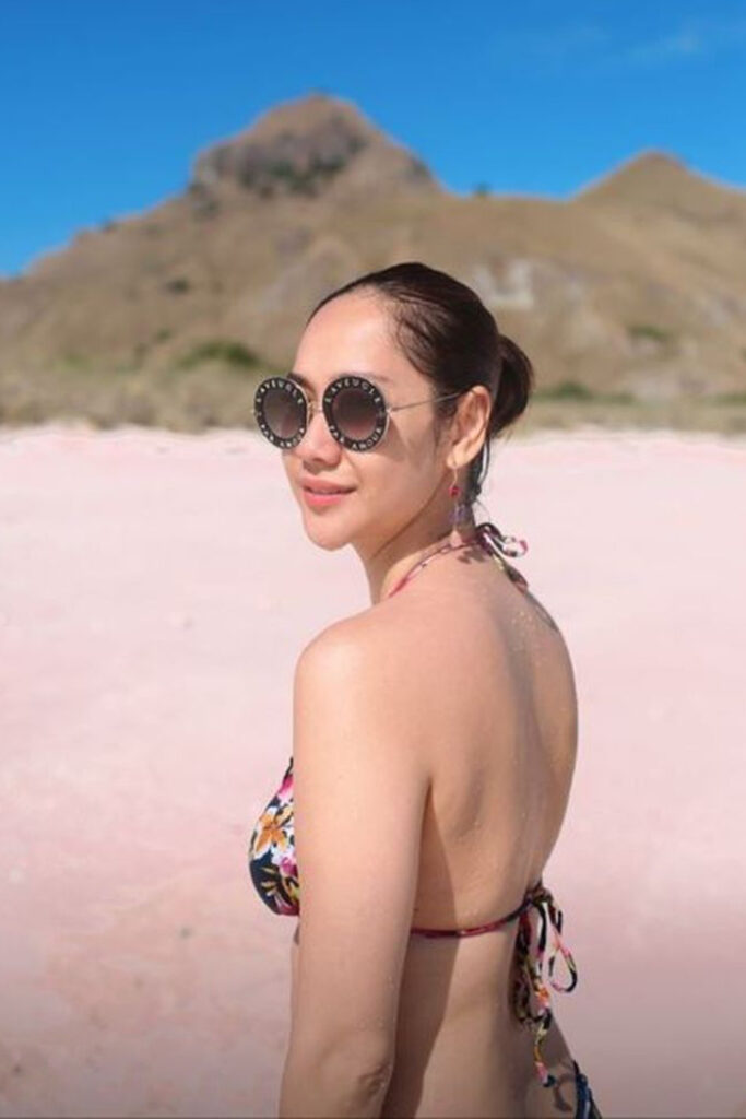 Foto Bikini Seksi Bunga Citra Lestari
