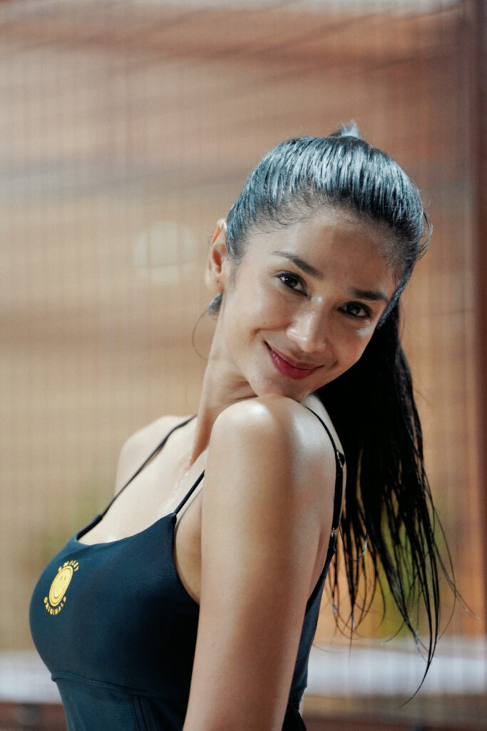 Foto Seksi Ketat Fanny Ghassani Padel Bahu Mulus