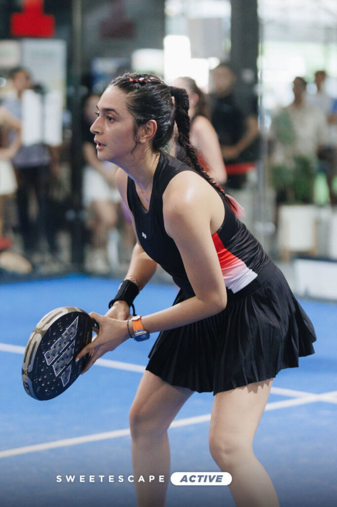 Nabila Syakieb Artis Cantik Padel Pose bungkuk dan manis