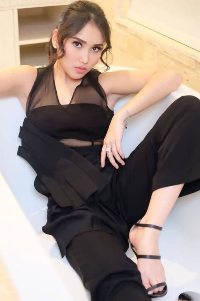 Pose Menggoda Seksi Ayu Ting Ting